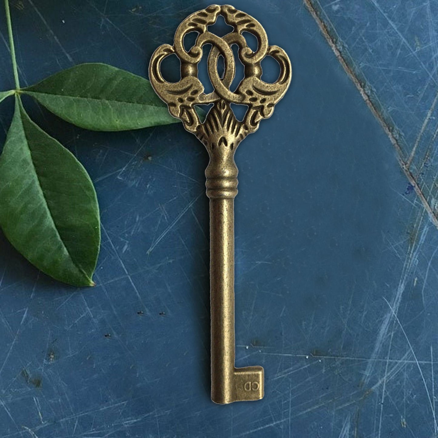 Antique Bronze Vintage Master Key Charm Craft Party Gift Decoration Personal Alarm 140db Car Hook for Keys