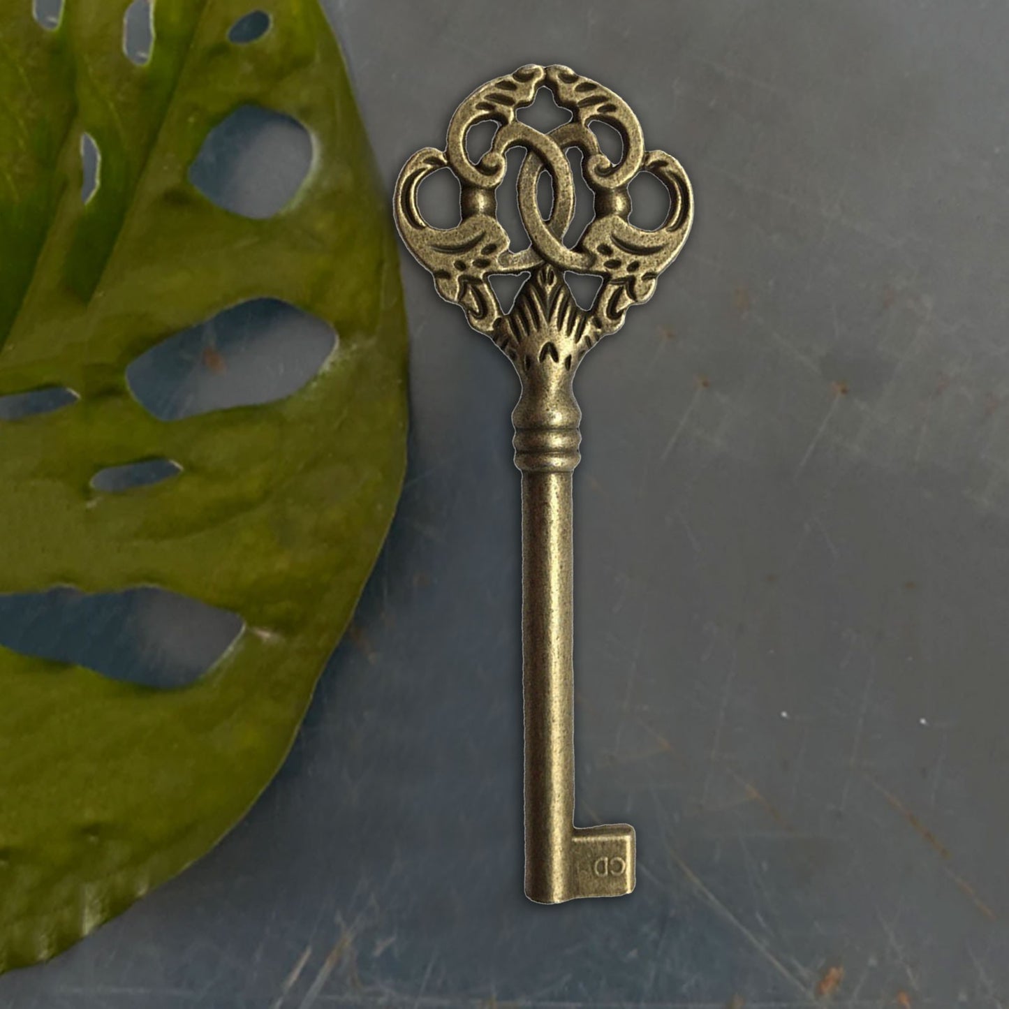 Antique Bronze Vintage Master Key Charm Craft Party Gift Decoration Personal Alarm 140db Car Hook for Keys